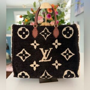 Louis Vuitton Shearling Monogram Giant Teddy Onthego GM Black White EUC w/2 COAs